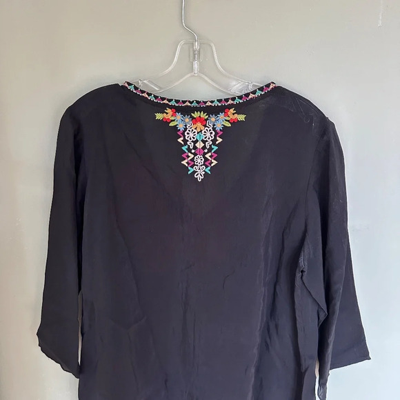 Johnny Was Woman's Black Embroidered V-Neck Long Sleeve Tunic Blouse Tag Removed - Picture 2 of 10